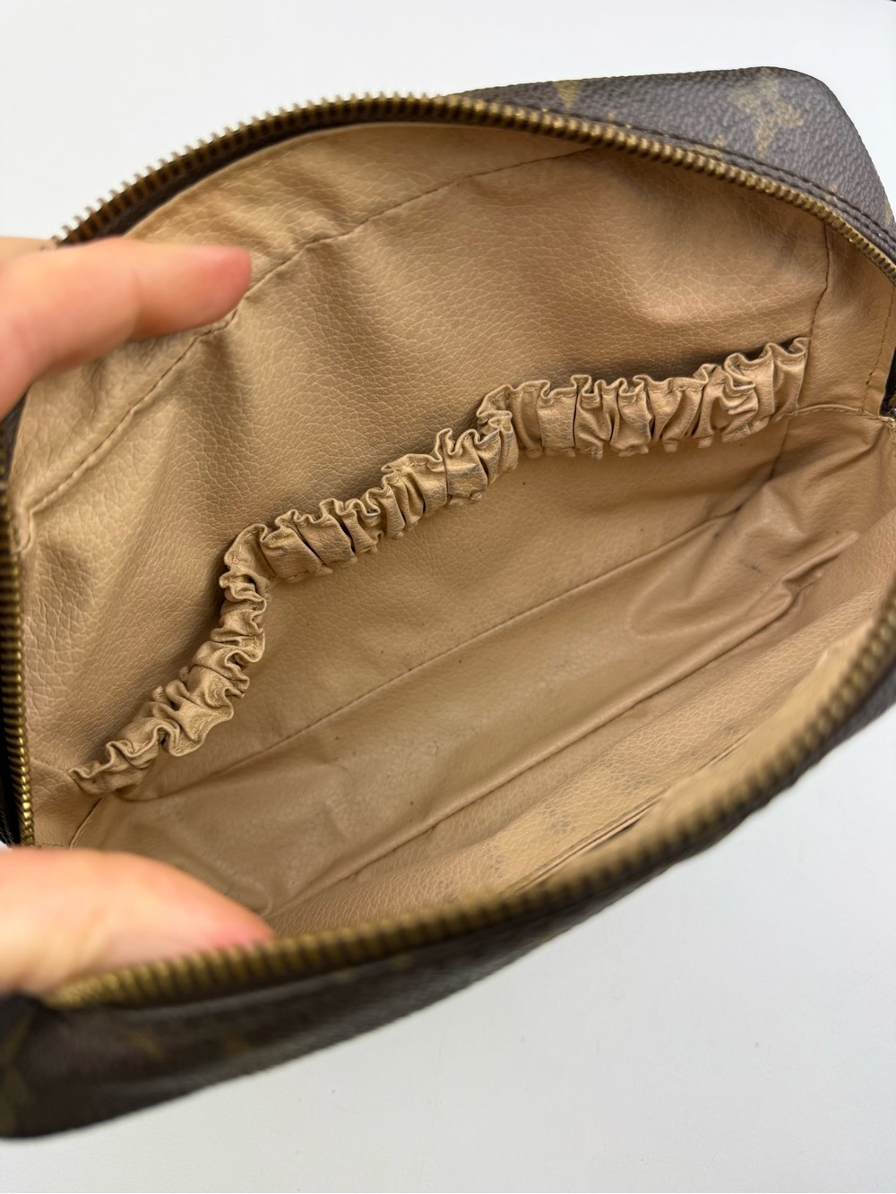 LOUIS VUITTON Monogram Trousse Toilette 23 - Picture 8 of 17